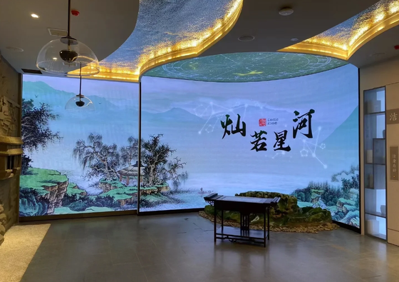 色とりどりの四角型室内フルカラーLEDディスプレイ P2.5 方形柱用 640x480mm 鋳型アルミニウム