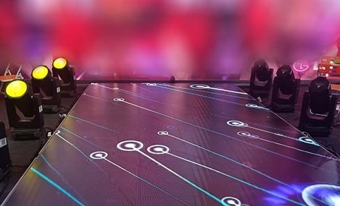 SMD2121は導かれる0.5*1mがダンス・フロア レンタルP3.91mmの上でつけるディスコ ライトを雇う