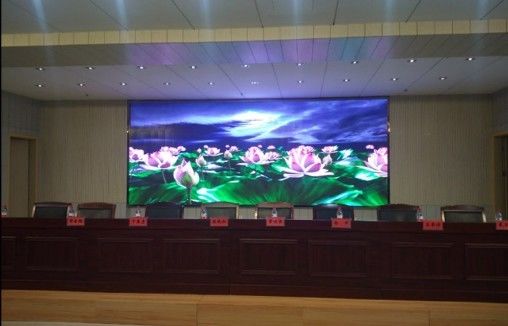 色とりどりの四角型室内フルカラーLEDディスプレイ P2.5 方形柱用 640x480mm 鋳型アルミニウム