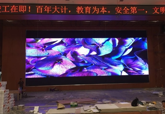 RoHs 64x48cm LEDの吊り戸棚の最も薄いP2屋内導かれた表示40スキャンFCC CCC